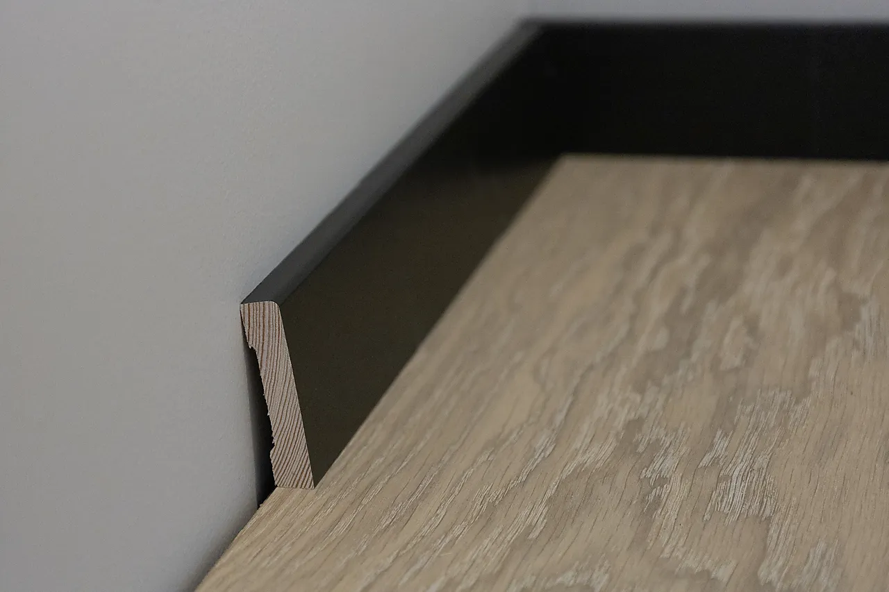 Gulvlist furu rund dempet sort S0800-N 12x58x4400 mm null - null - 3 - Miniatyr