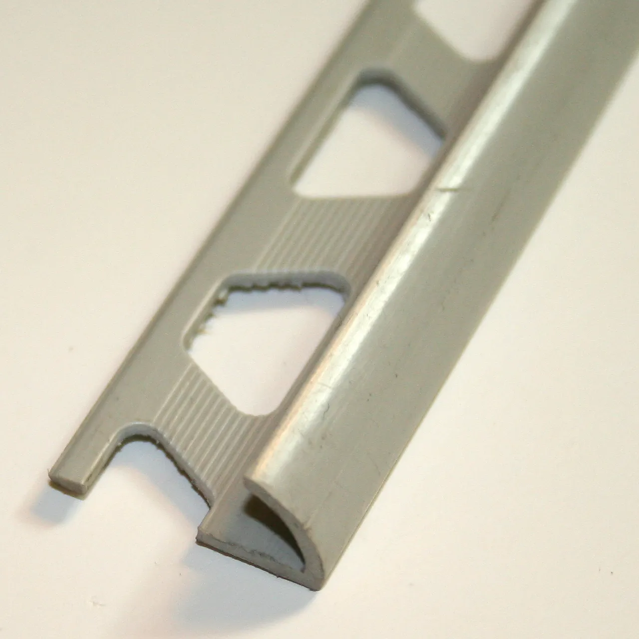 Flislist nr.2 9mm grå plast 2,5m