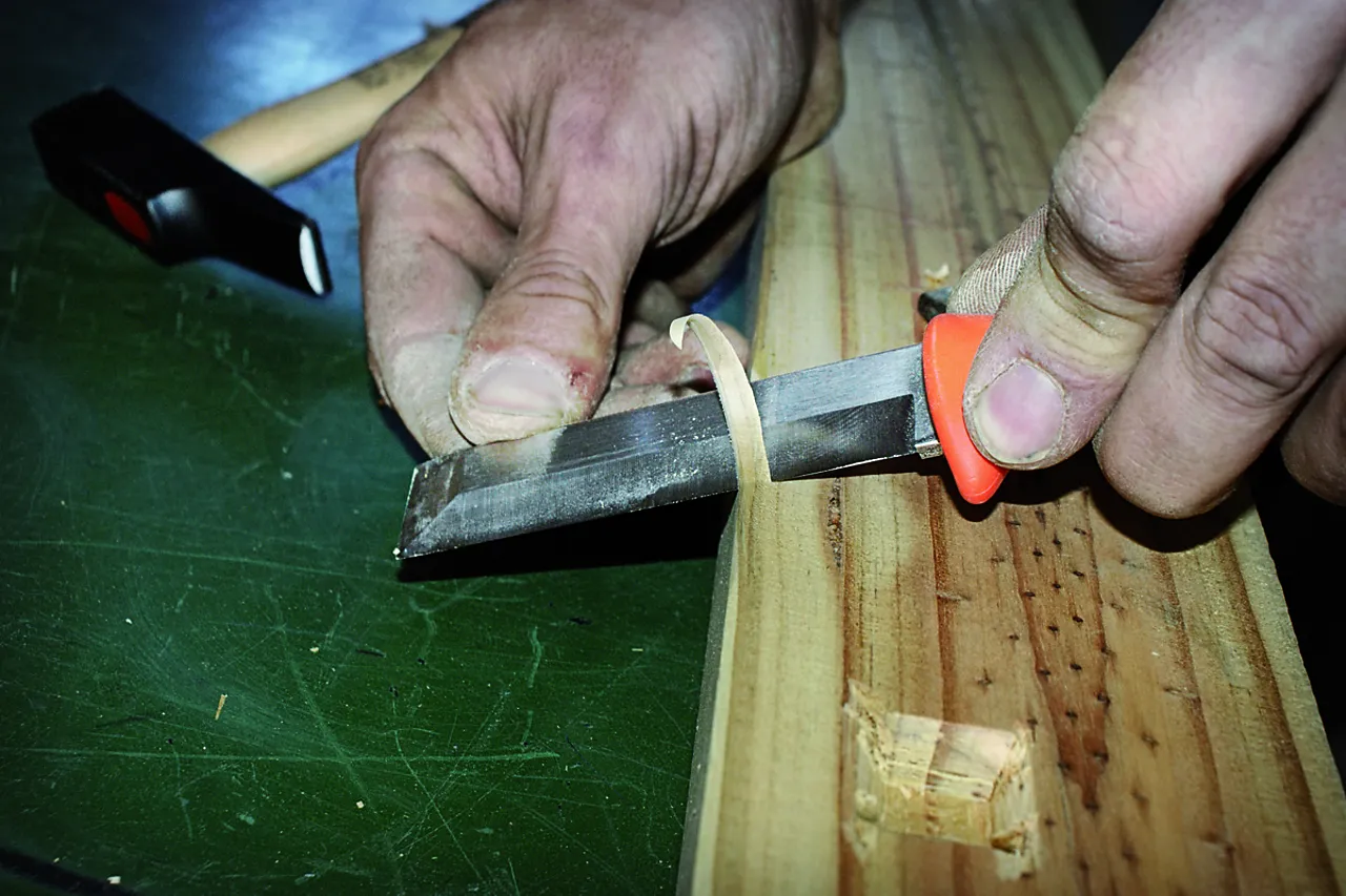 HUGGJERNKNIV I SLIRE MED BELTE BELTEKLIPS 2448