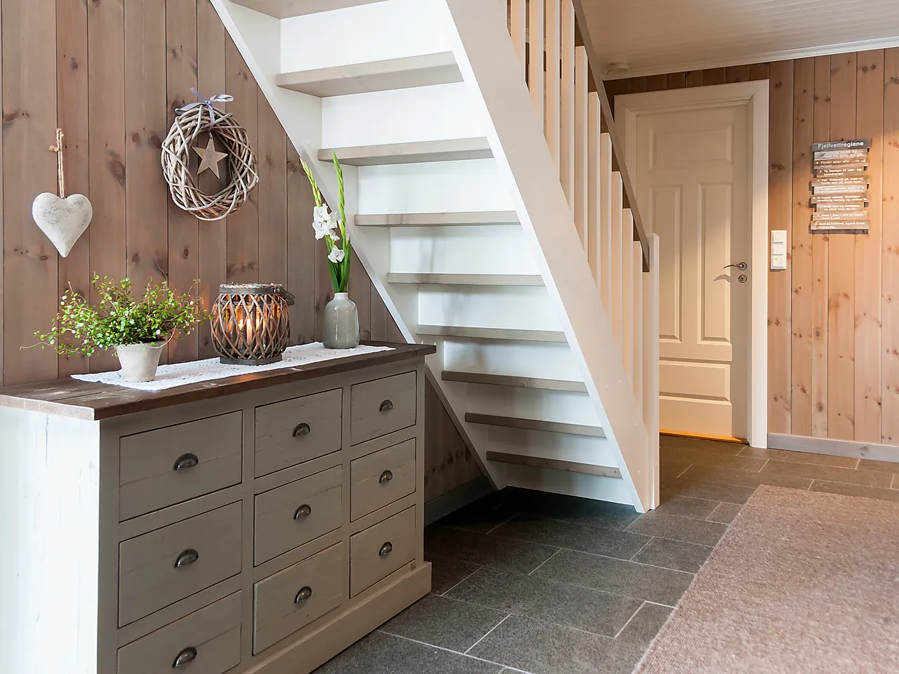 Innvendig glattpanel 14x120 mm natur furu m/ farge drivved