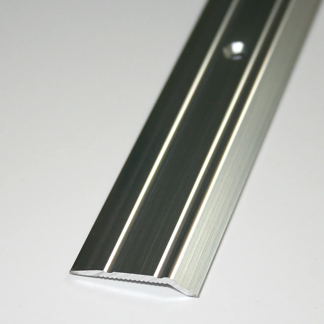 Nivålist nr. 5 sølv blank 1 meter borret m/skruer Nivålist nr. 5 sølv blank 1 meter borret m/skruer