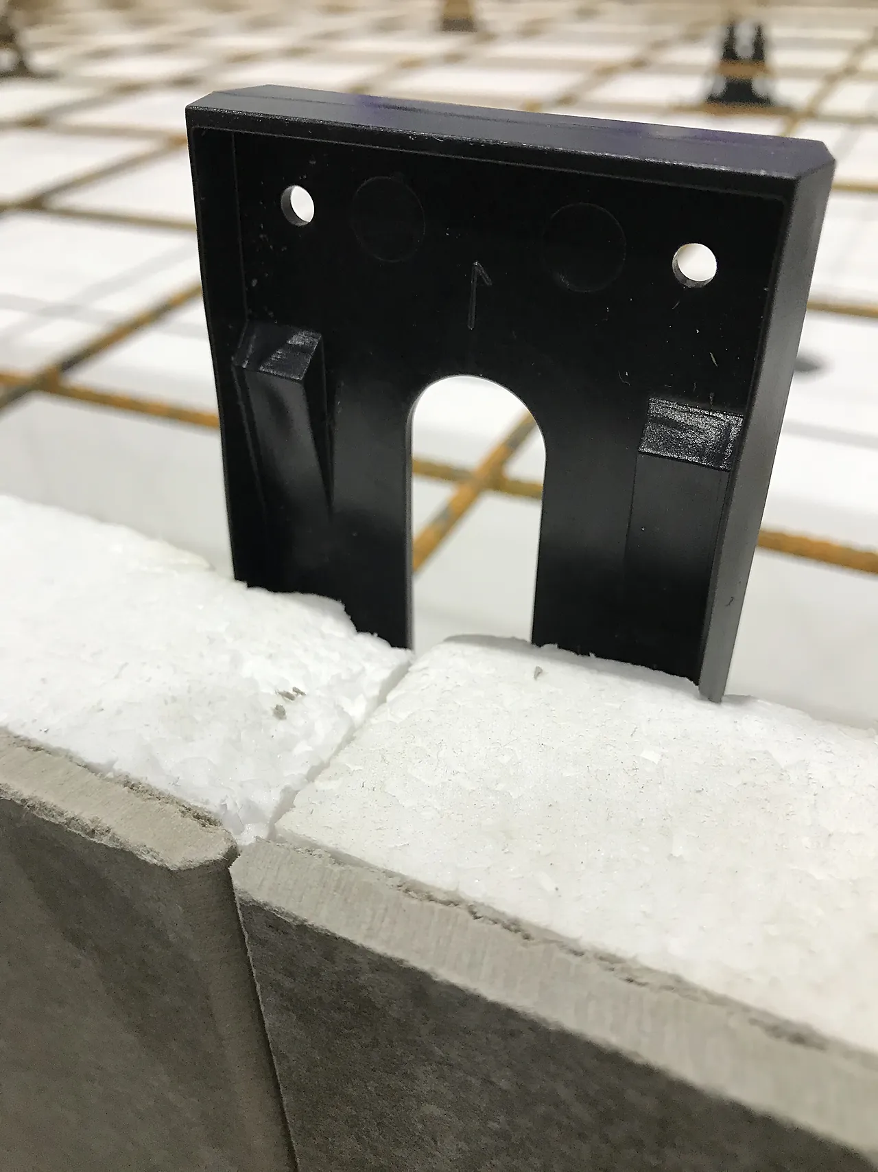 Plastkile for sammenføyning og låsing av Jackon ringmurselementer.