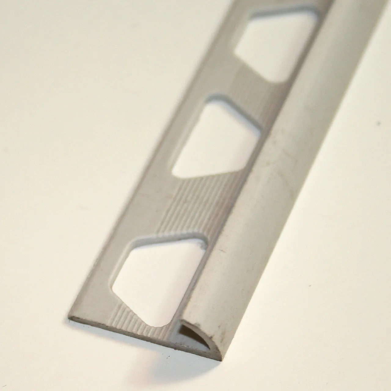 Flislist nr.1 6mm l.grå plast 2,5m Flislist nr.1 6mm l.grå plast 2,5m