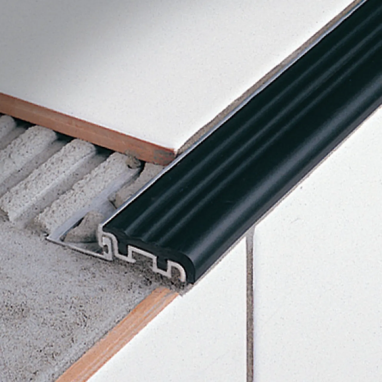 Trappeneseprofil svart 10mm 30mm bred