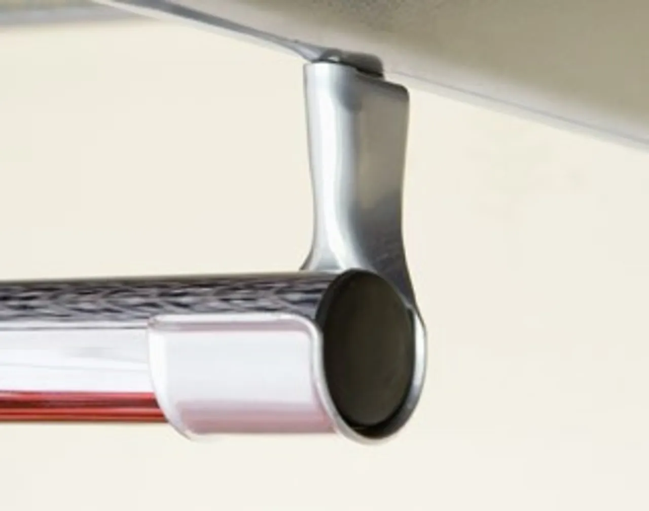 Holder for garderobestang hvit