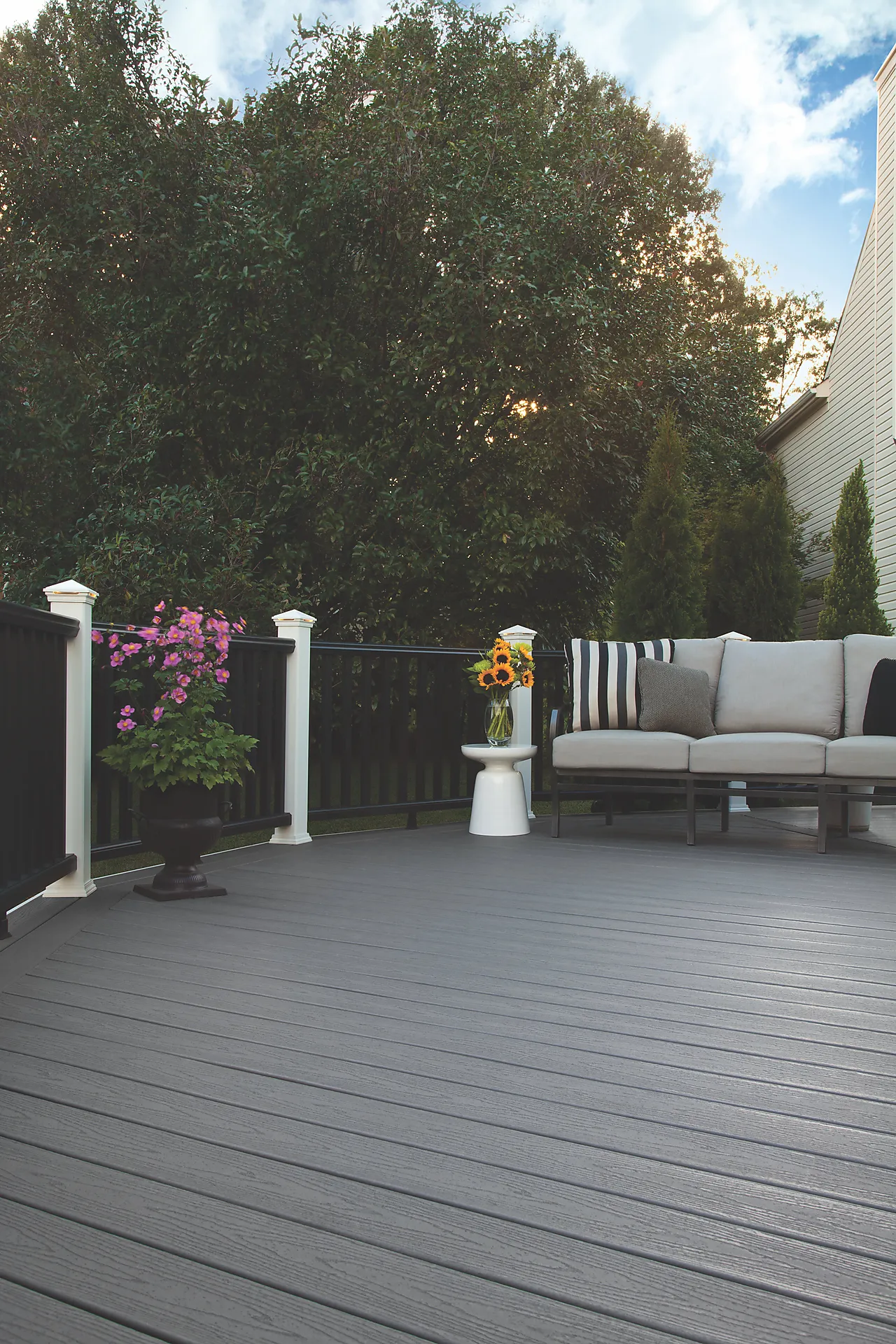 Kompositt terrassebord clam shell med spor 25x140x4880 mm Kompositt terrassebord clam shell med spor 25x140x4880 mm