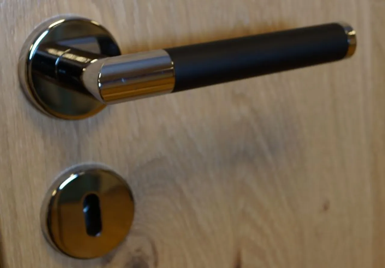 Dørhåndtak  nr 27 scanflex blank krom og sort