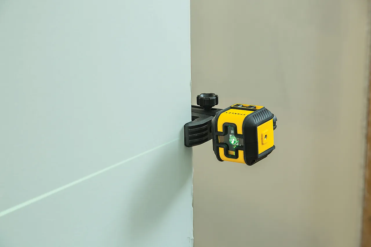 Krysslinjelaser Cubix STHT77649-1 m/ stativ og veske