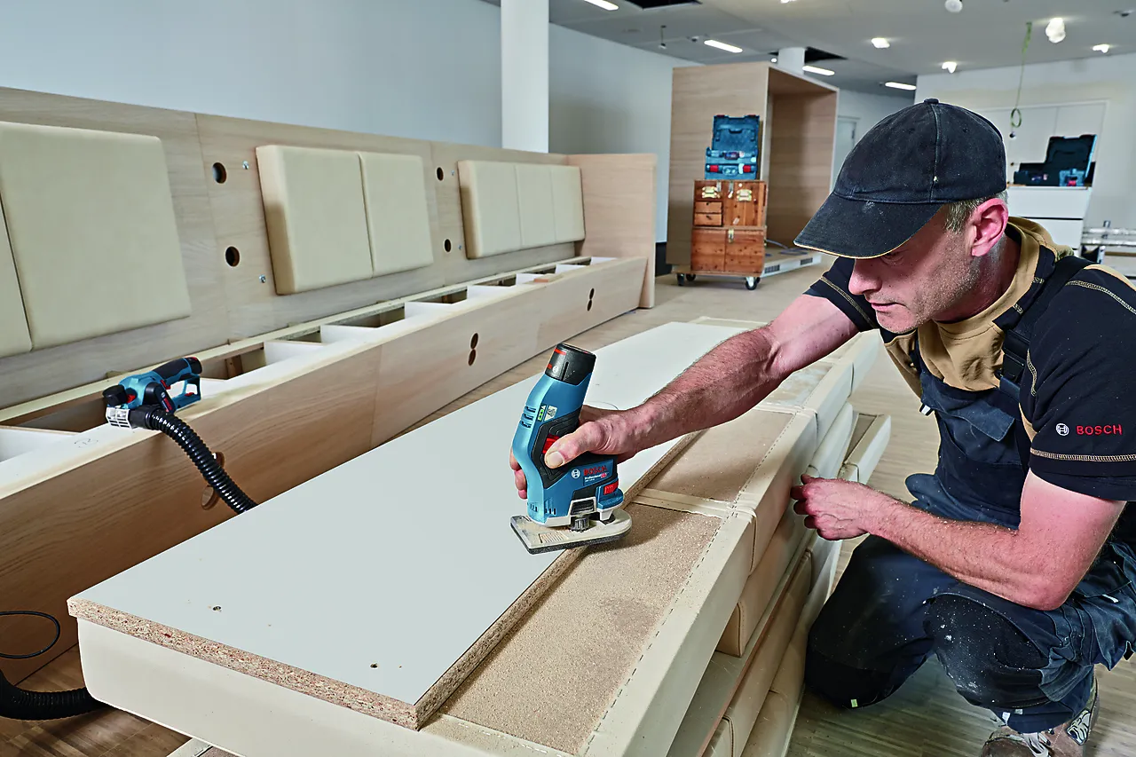 Kantfreser gkf 12V-8 solo lev. u/ batteri og lader i pappeske