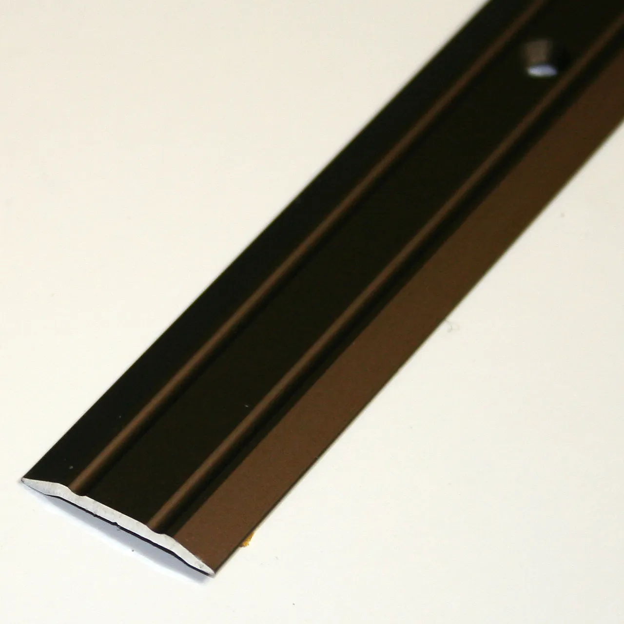 Overgangslist nr. 1 AB bronseeloksert aluminium, borret med skruer, 1 m Overgangslist nr. 1 AB bronseeloksert aluminium, borret med skruer, 1 m