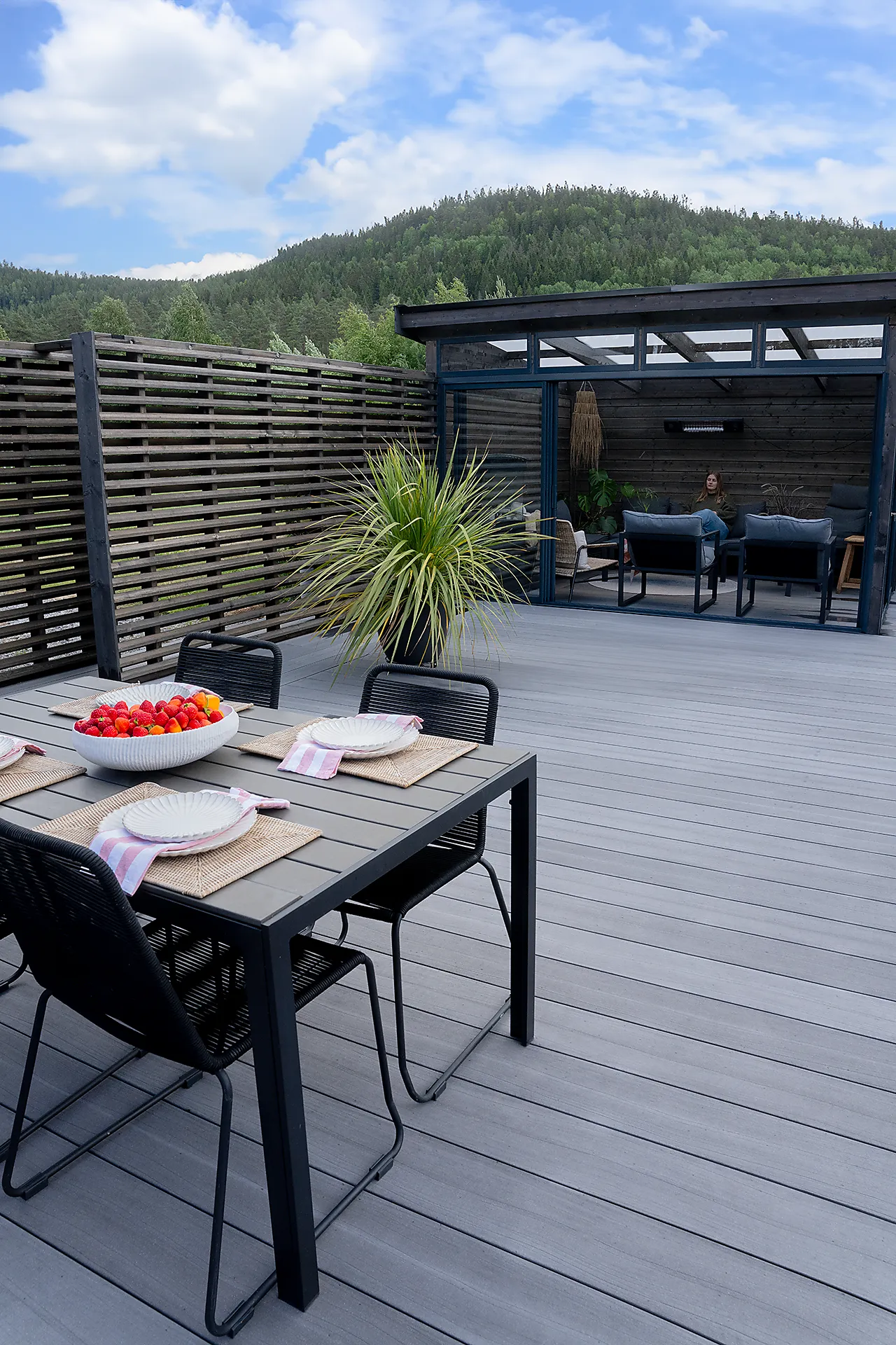 Terrasse Megawood Delta lys grå
