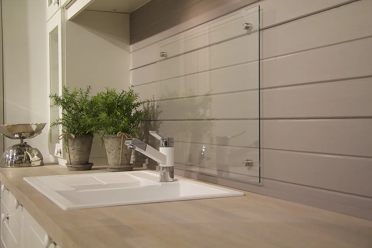 Glassplate herdet 120x50 m/4festeb vann og fett sprutbeskyttelse Glassplate herdet 120x50 m/4festeb vann og fett sprutbeskyttelse