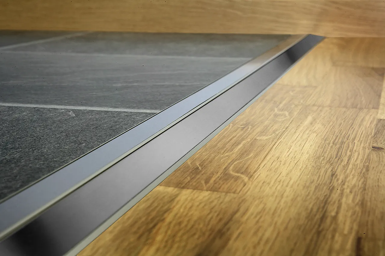 Nivålist nr 220 0-10mm hvit200cm hvitlakkert durifix selvklebende