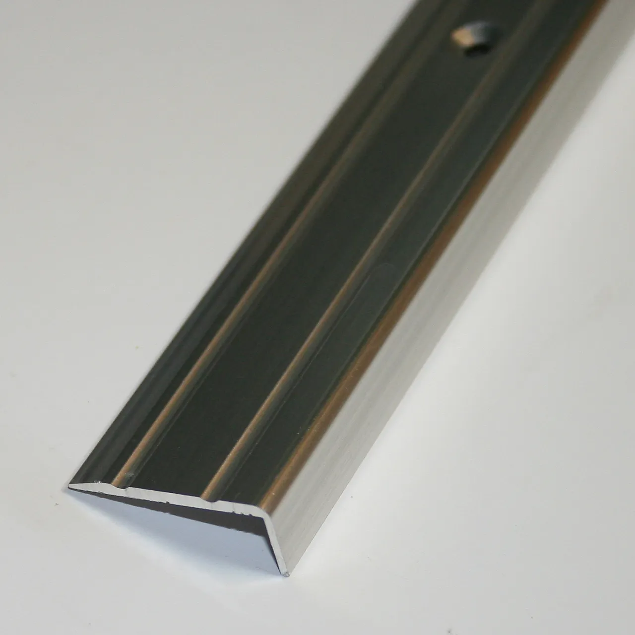 Trappenese nr. 8 1,5 meter sølv blank borret m/skruer